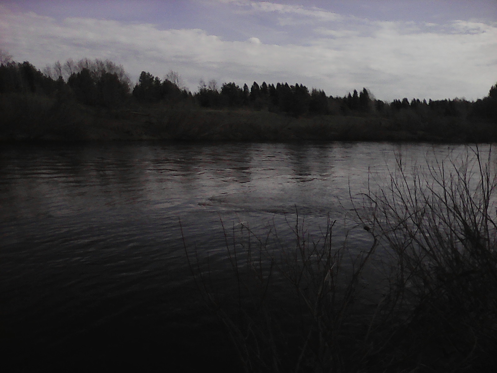 река темно